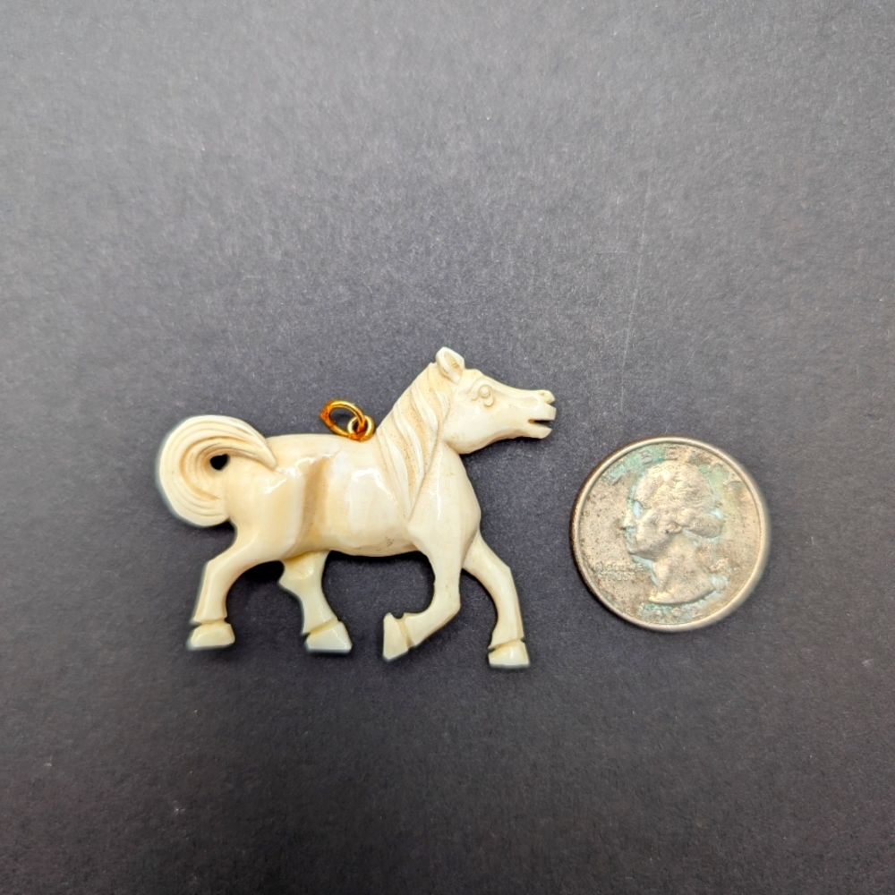 Cream Bone Horse Pendant - Picture 2 of 3